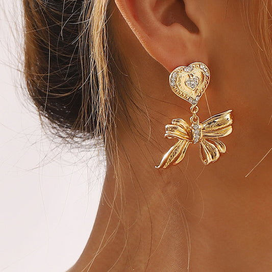 Pendientes de aleación con forma de corazón y lazo de estilo vintage con acabado chapado para mujer