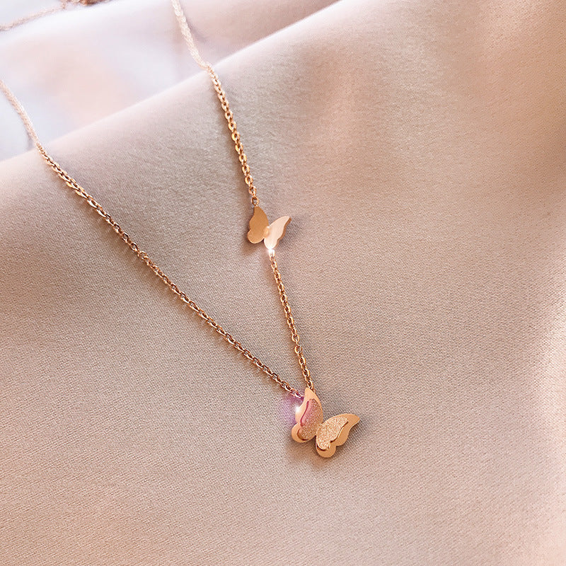 Collar Gargantilla Minimalista para Mujer de Acero Titanio con Baño de Oro y Forma de Mariposa