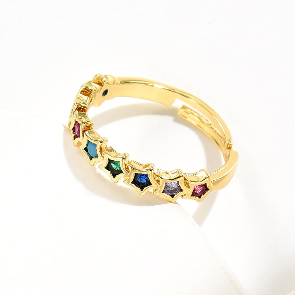 Anello a cuore geometrico aperto da donna con base in rame placcata in oro 18 carati e intarsi in zirconi arcobaleno