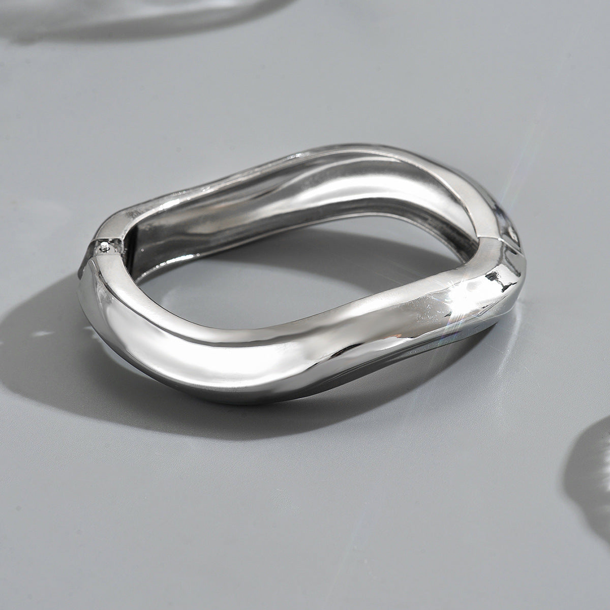 Pulsera Minimalista Geométrica de Aleación de Zinc Electrochapada con Acabado Liso y Diseño Retorcido para Mujer