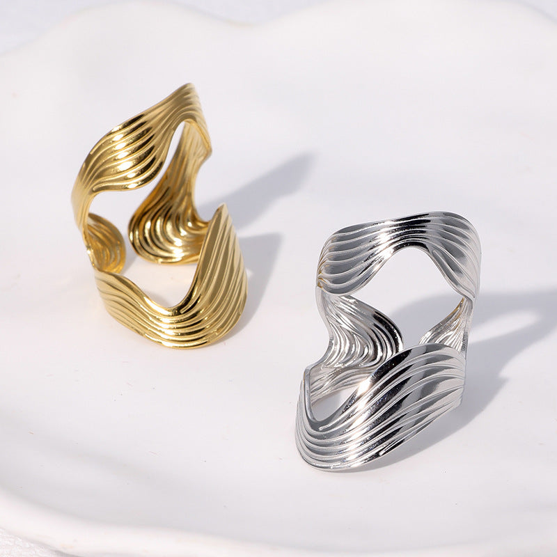 Anello da donna in acciaio inossidabile a forma geometrica irregolare e aperta, con finitura placcata e stile moderno minimalista