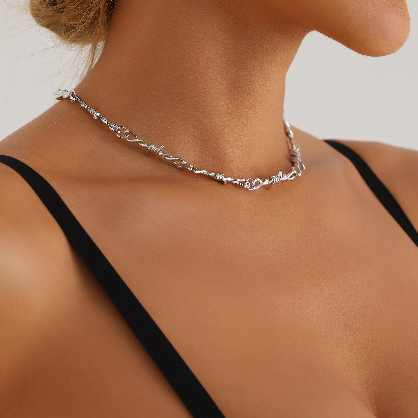 Punk Style Thorn Pattern Geometric Alloy Pendant Necklace with Plated Finish for Women Clavicle Chain
