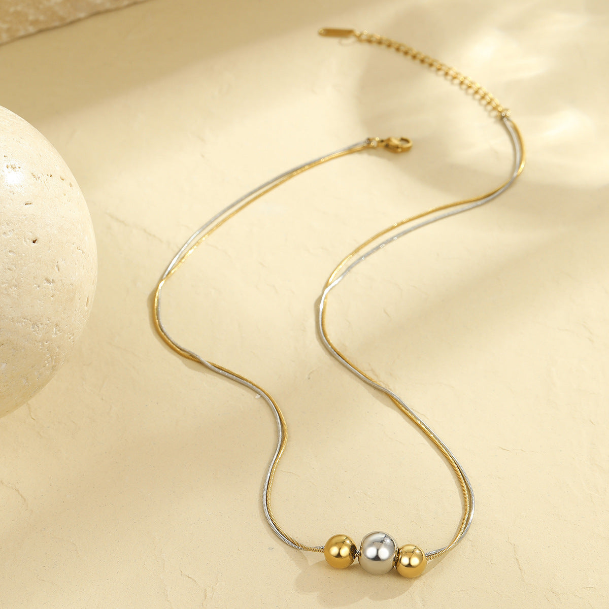 Collana da donna minimalista geometrica con perline, catena in acciaio inossidabile con medaglione e finitura placcata