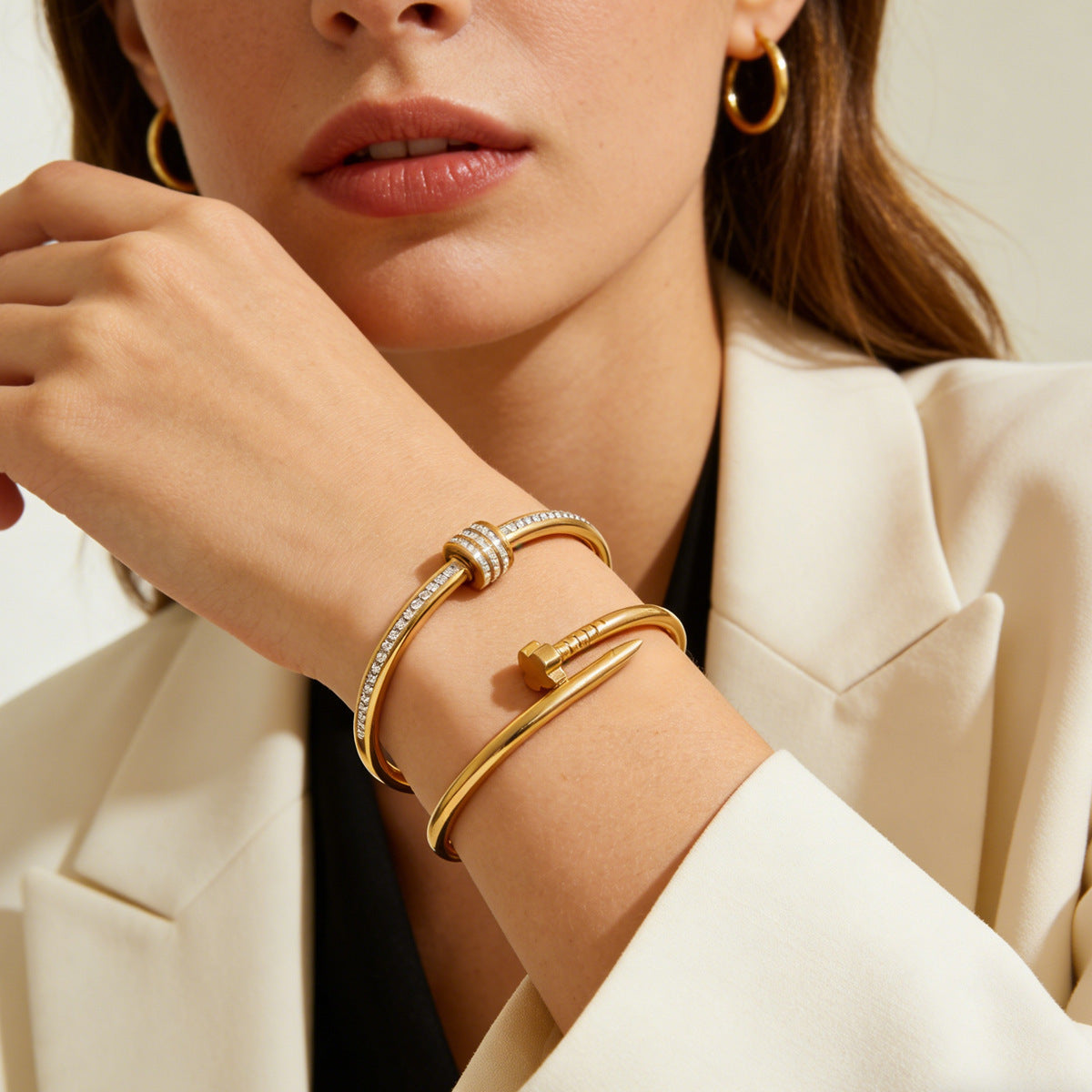 Elegante Bracciale Rigido in Acciaio Inossidabile Placcato Oro 18K con Design Geometrico, Trifoglio e Chiodo