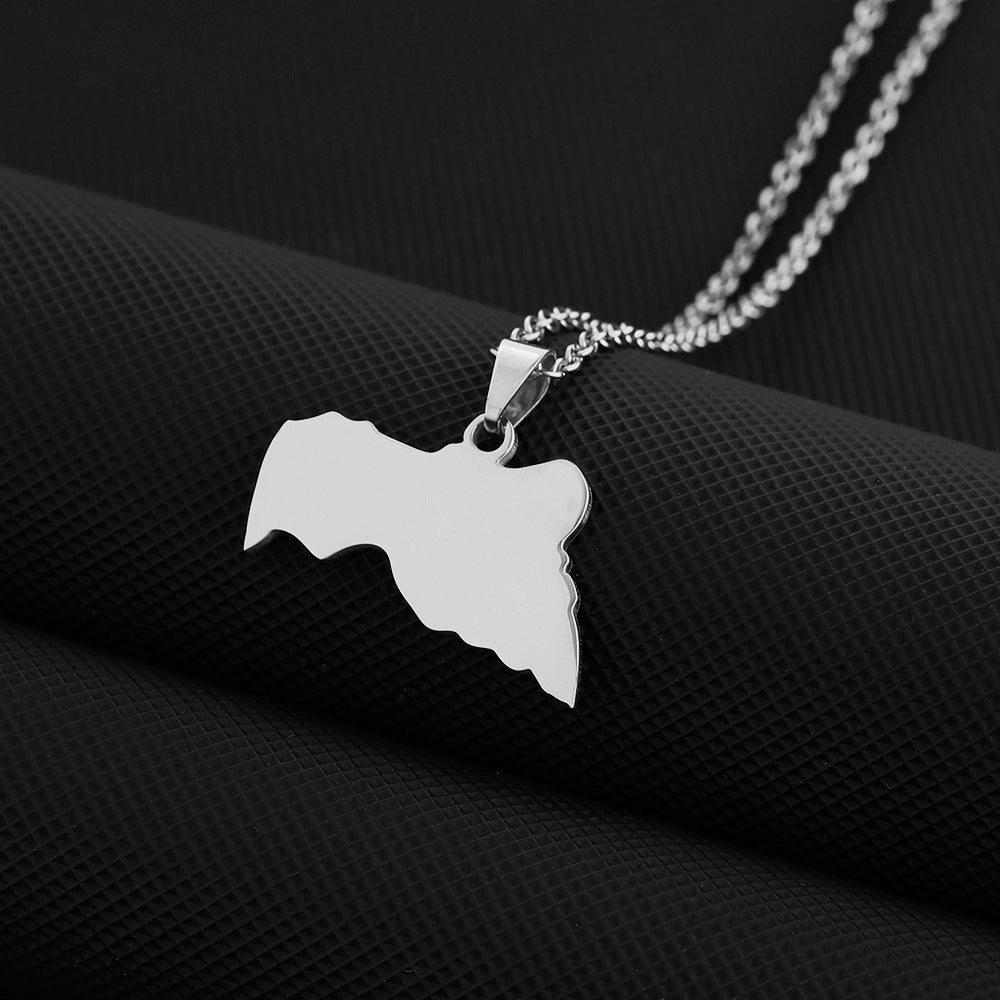 Collana con pendente etnico geometrico in acciaio inossidabile con charm in acciaio al titanio e finitura placcata su catena a O