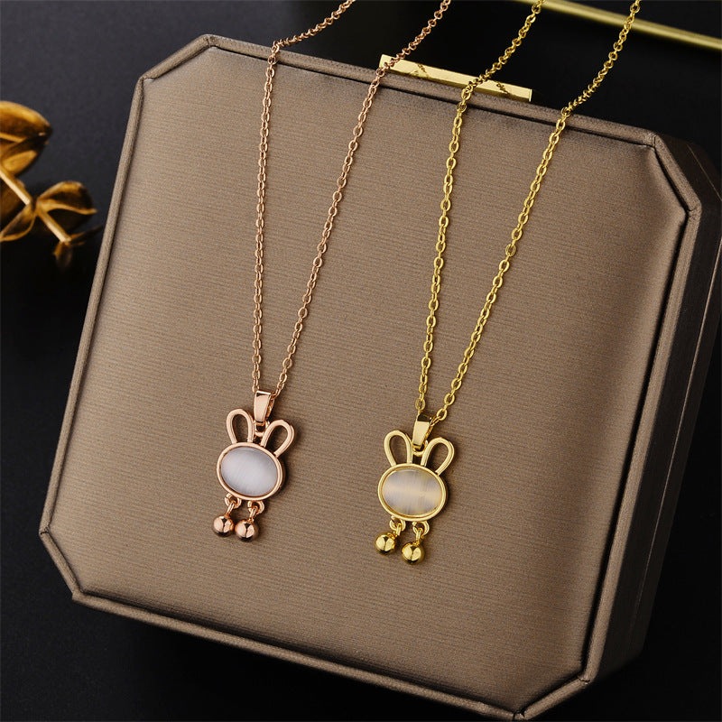 Graziosa collana con ciondolo a forma di orecchie di coniglio con pietra Cat's Eye e accenti in madreperla bianca, base in acciaio al titanio con placcatura in oro, catena a onda d'acqua, stile locket ipoallergenico