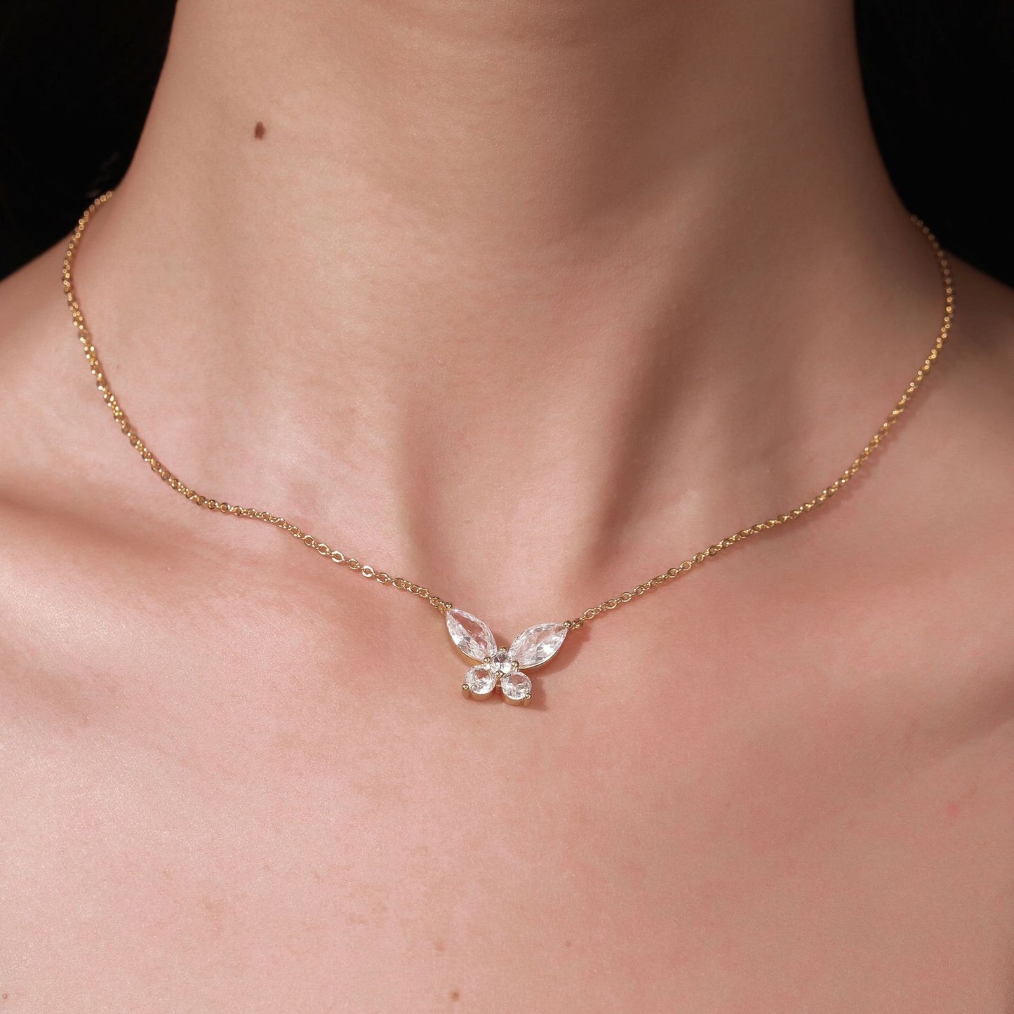 Butterfly-Shaped Pendant Necklace in Copper with Zircon Inlay, Gold-Plated, O-Chain, Fashionable Minimalist Clavicle Chain