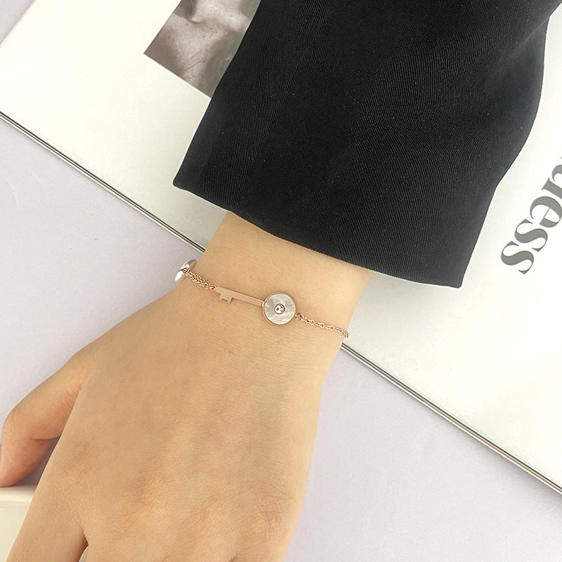 Bracciale a chiave geometrico minimalista in acciaio al titanio per donna con finitura placcata, gioielli dell'amicizia eleganti e sofisticati