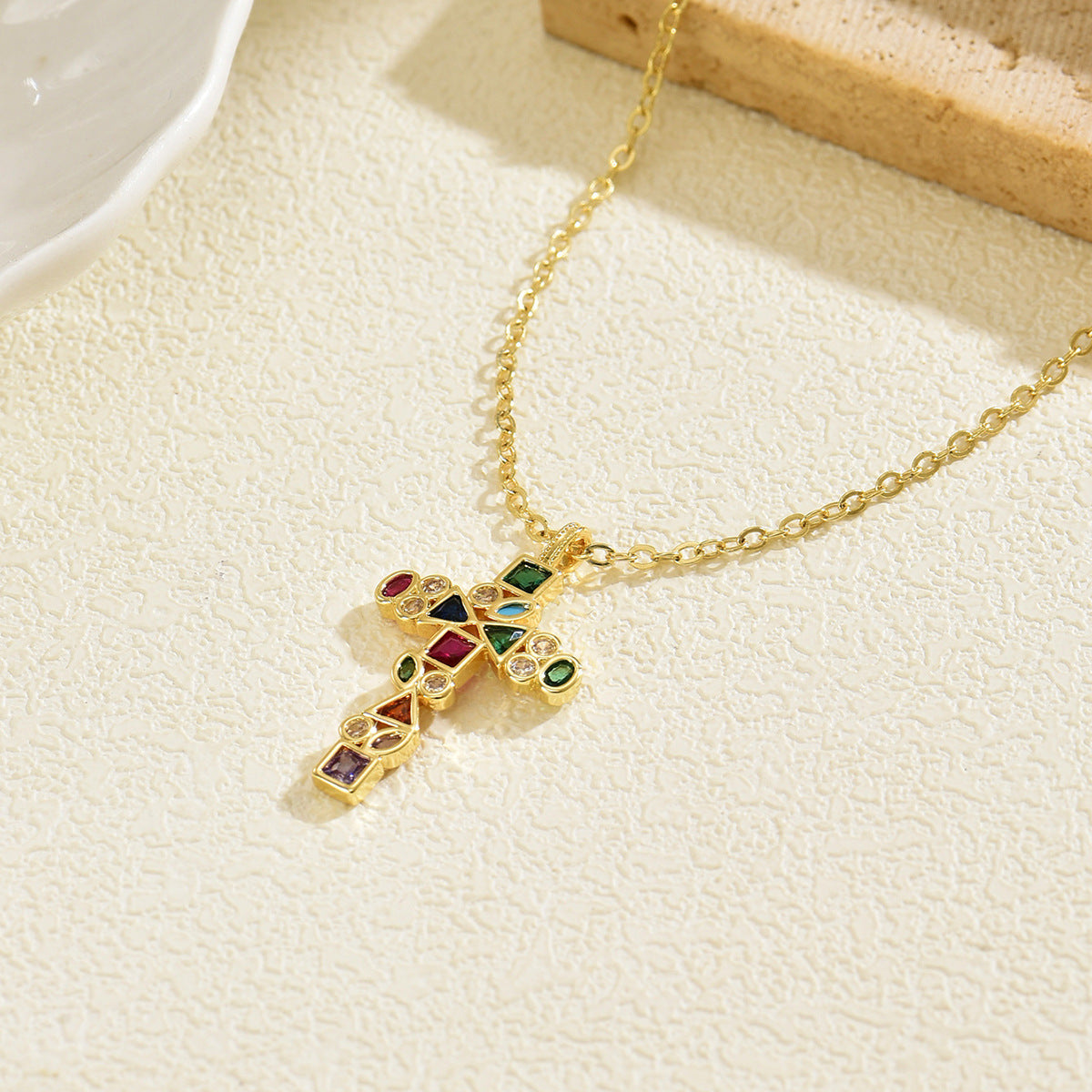 Collana con ciondolo a croce minimalista da donna con intarsio in zircone su base in rame, gioiello geometrico con catena a medaglione