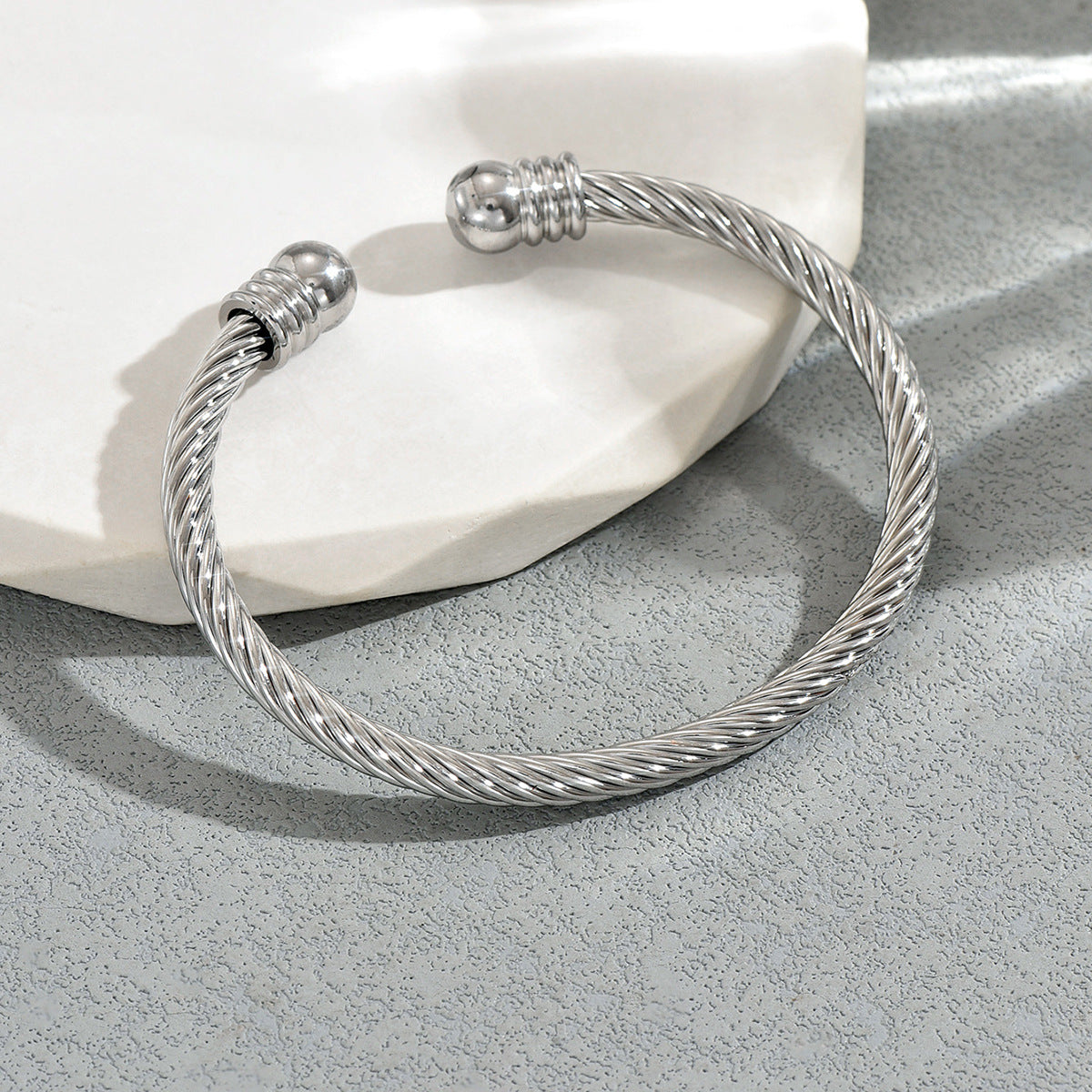 Pulsera Abierta Geométricaminimalista para Mujer en Cobre Bañado con Acabado Pulido