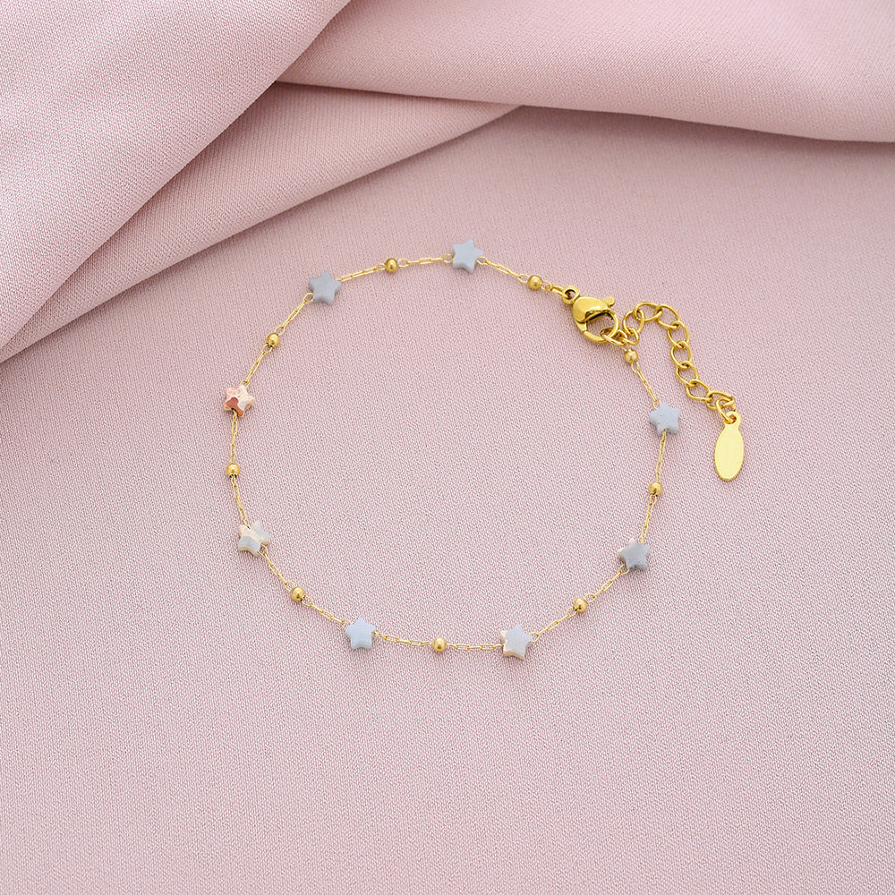 Elegante pulsera unisex de acero titanio con forma de concha y acabado chapado, ideal para atuendos casuales y de negocios en verano.