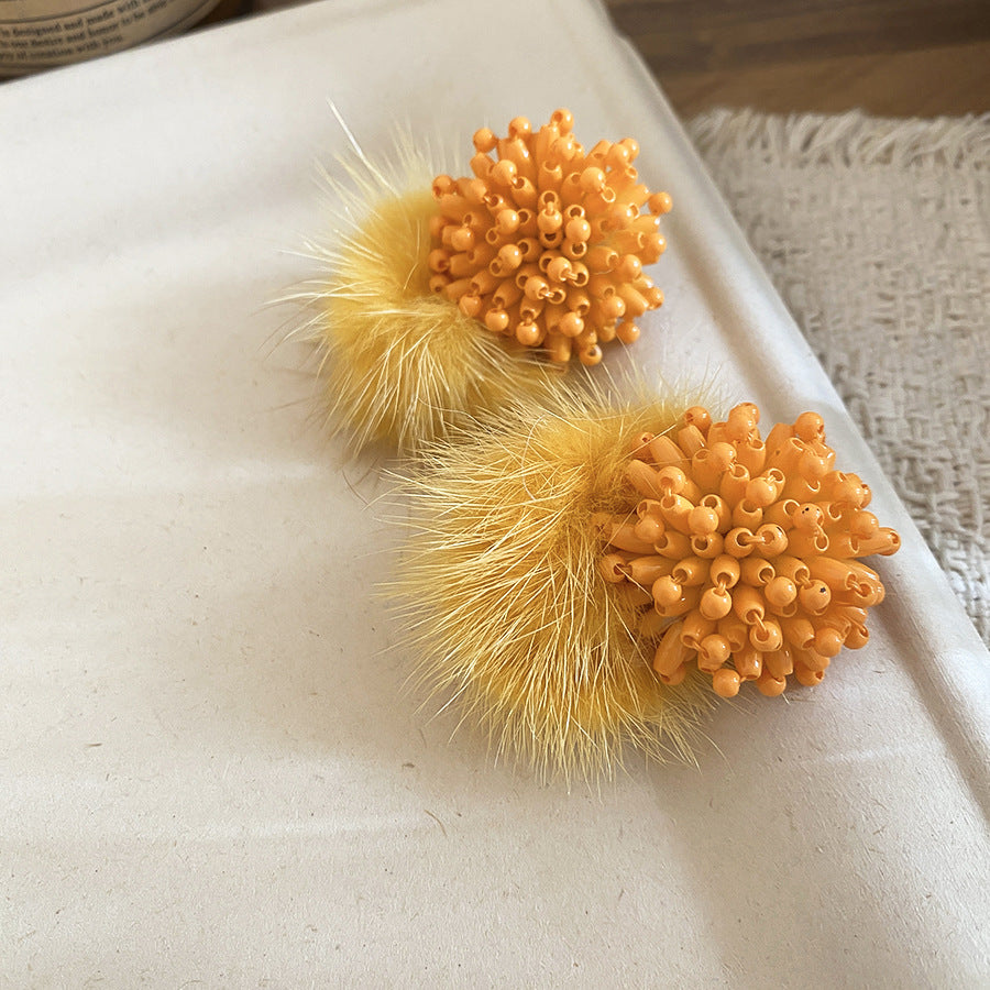 Elegantes pendientes de tuerca de acero chapado con colgante de flor y detalles de pompones suaves para mujer, joyería de lujo minimalista lista para la oficina