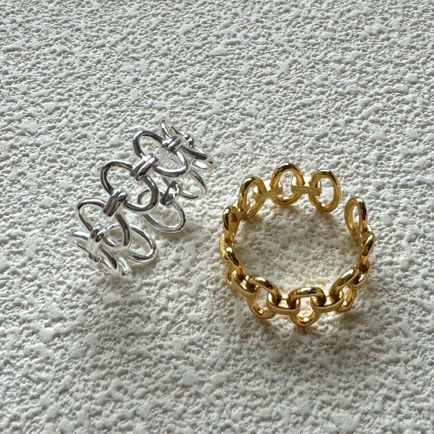 Anillo minimalista de plata de ley 925 con forma cuadrada y bordes geométricos para mujer