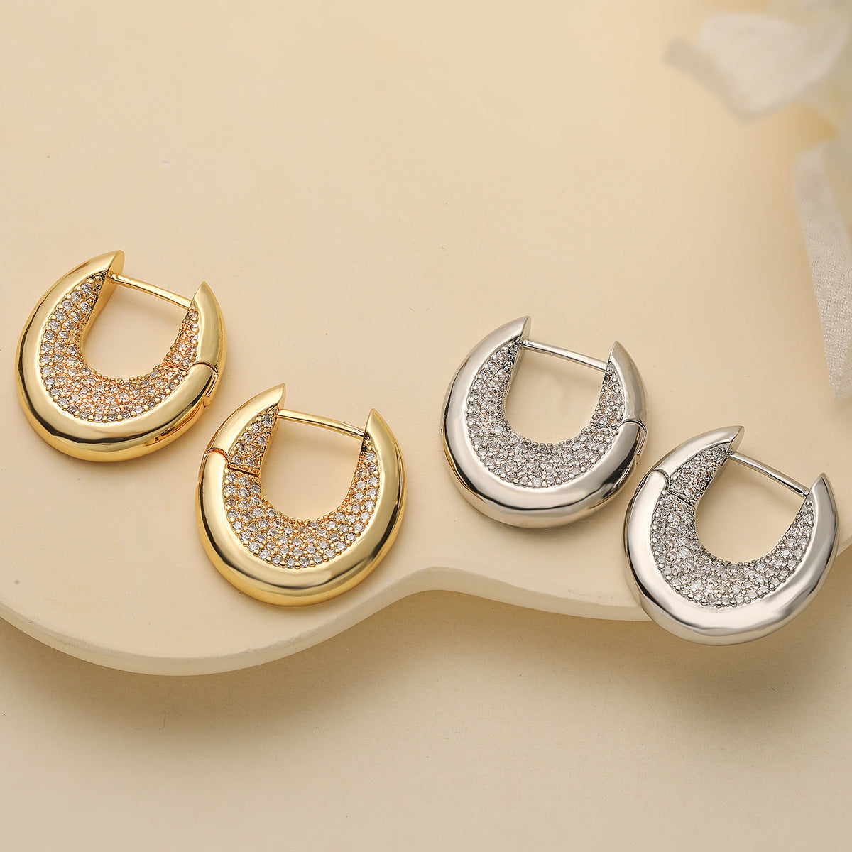 Aretes Minimalistas Geométricos en Forma de U para Mujer con Base de Cobre y Chapado en Oro de 18K, con Acentos de Circonita Microengastada