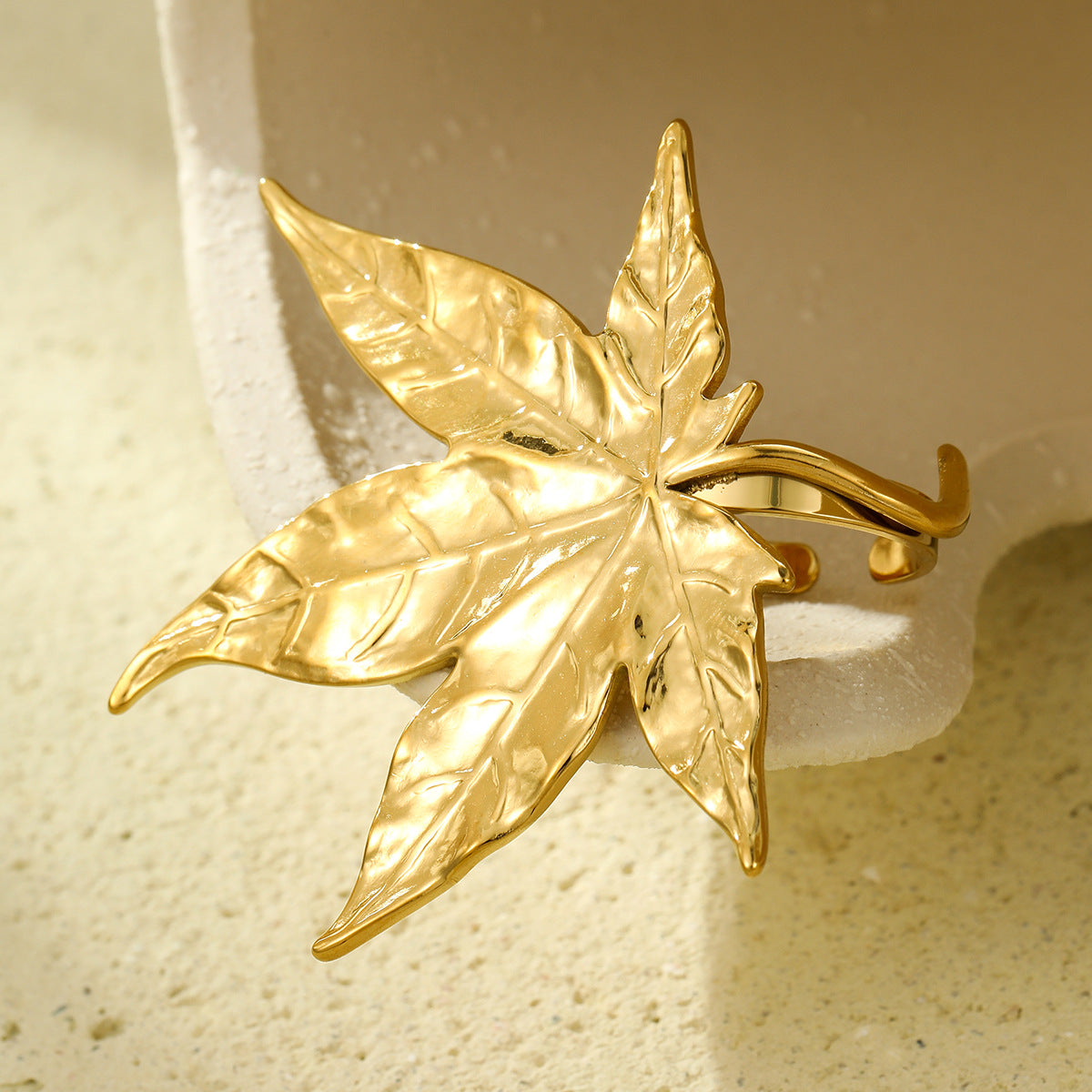 Anillo de acero inoxidable con forma de hoja vintage para mujer con acabado chapado, diseño botánico minimalista y estética retro