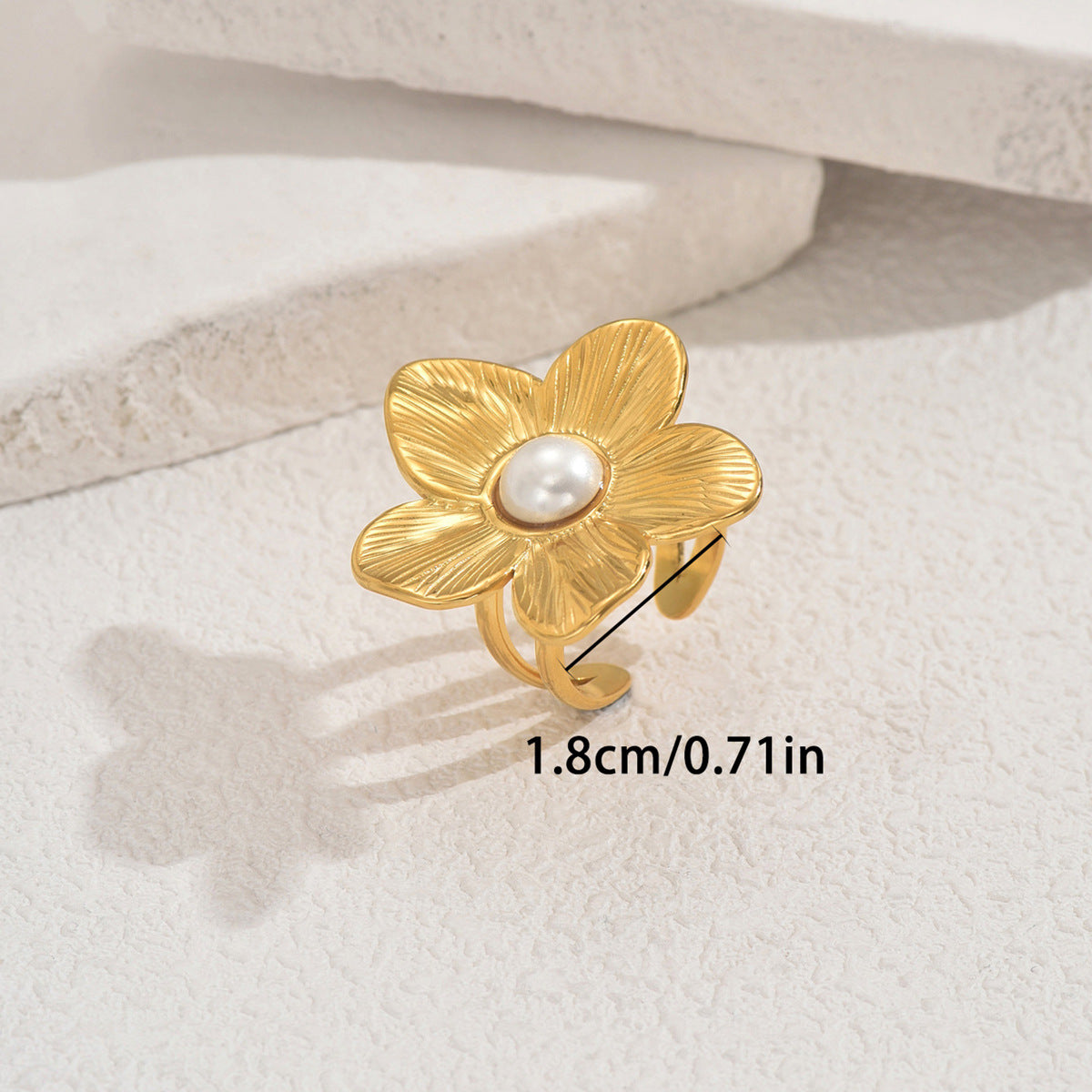 Anello aperto da donna a design floreale con intarsio in perla, in rame, anello a fascia minimalista alla moda a forma di cuore e fiore