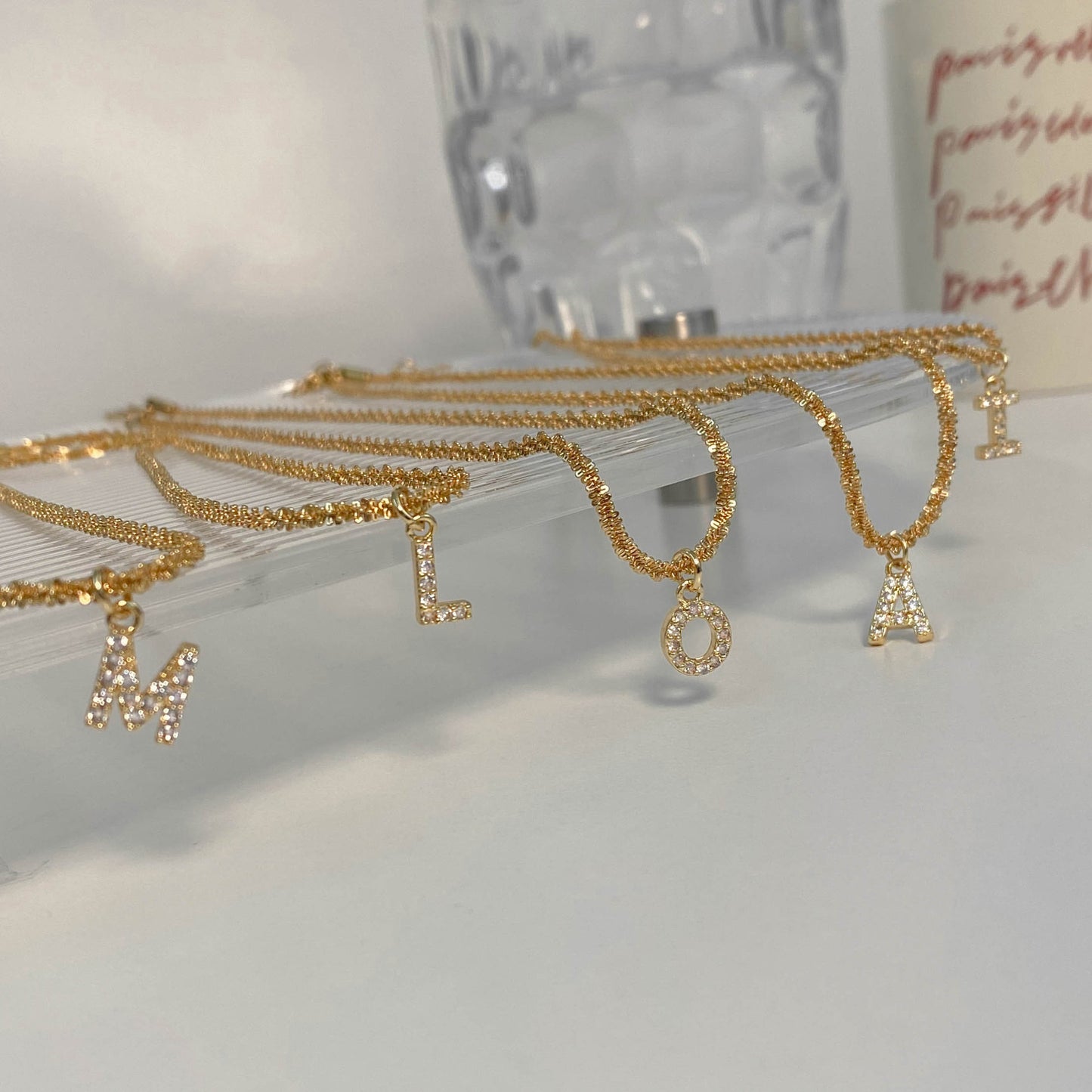Collana da Donna Minimalista a Forma di Lettera in Acciaio al Titanio con Zirconi Intarsiati e Catena Ondulata