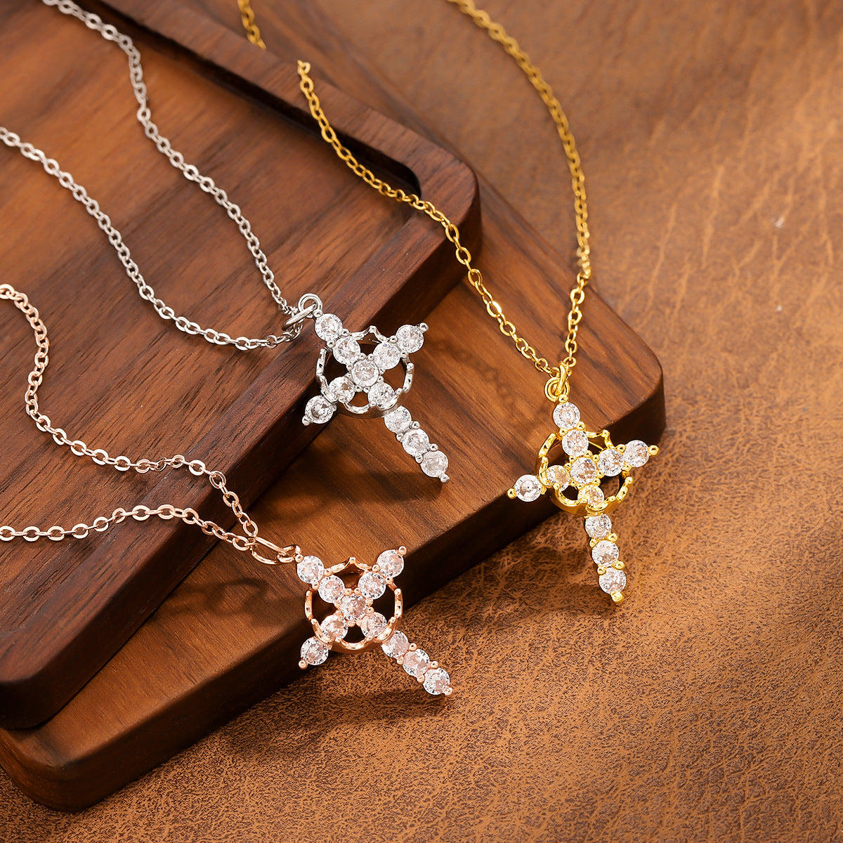 Collana da donna con ciondolo a croce vuota alla moda in acciaio al titanio con design girevole e zirconi colorati