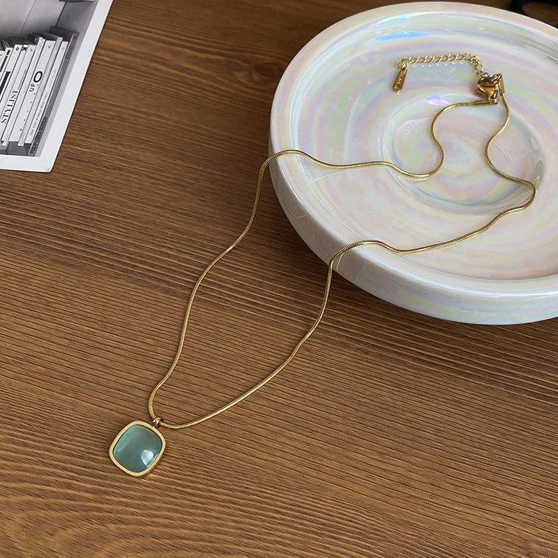 Elegant Floral Abalone-Inspired Pendant Necklace for Women in Alloy with Plated Finish, Delicate Clavicle Chain for Everyday Wear