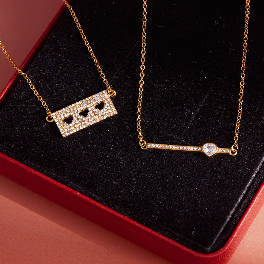 Collana Minimalista da Donna a Forma di Cuore in Acciaio Inossidabile con Placcatura in Oro PVD Sottovuoto, con Chiusura a Medaglione e Catena per la Stratificazione