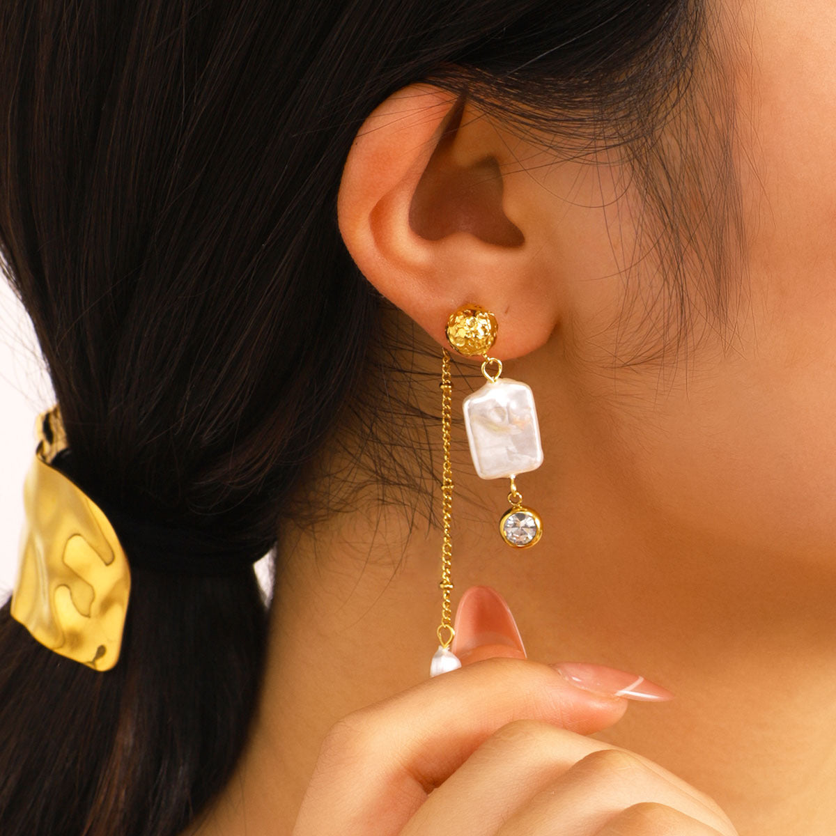 Orecchini Pendenti Geometrici con Perle in Acciaio Inox e Placcatura in Oro 18K da Donna