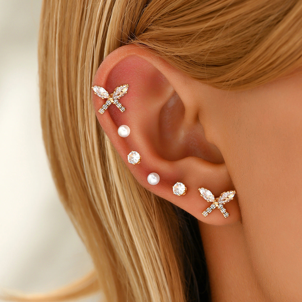 Pendientes de Cobre en Forma de Lazo Dulce y Minimalista con Incrustaciones de Zirconia y Postes de Acero Inoxidable para Mujer