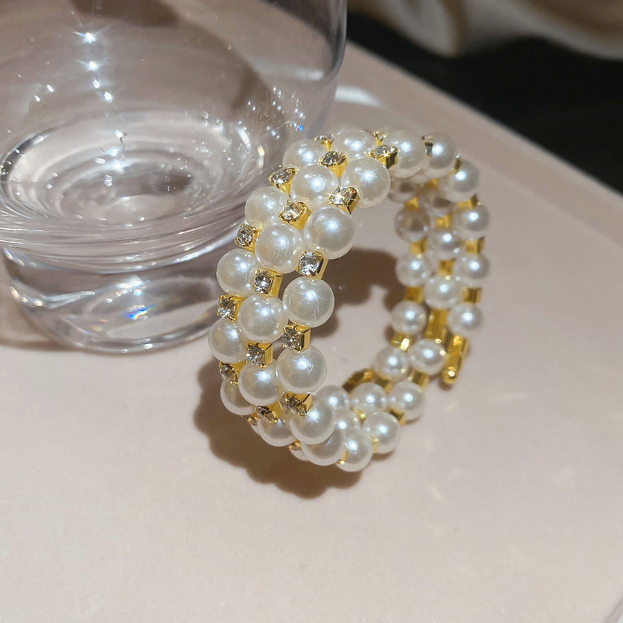 Elegante brazalete abierto de doble capa con perlas y diseño geométrico redondo, incrustaciones de pedrería y estilo vintage, accesorio minimalista de lujo