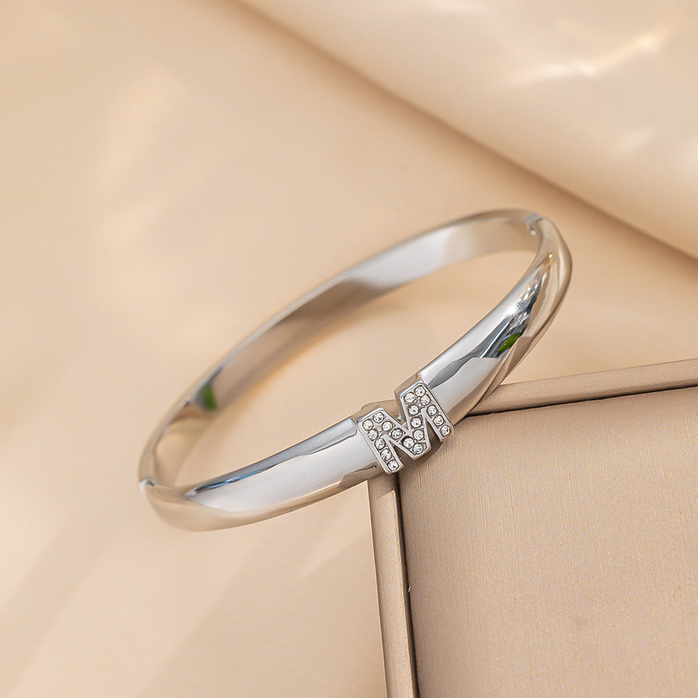 Bracciale Minimalista in Acciaio Inossidabile da Donna con Placcatura in Acciaio al Titanio e Intarsio di Strass a Forma Geometrica Ovale