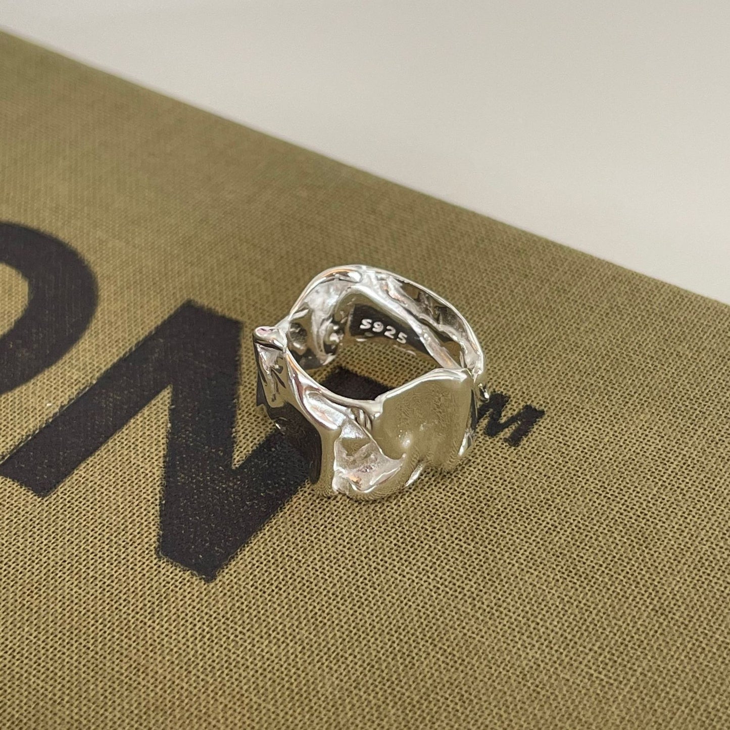 Anillo abierto dulce y minimalista con corazón irregular y textura de plata de ley 925