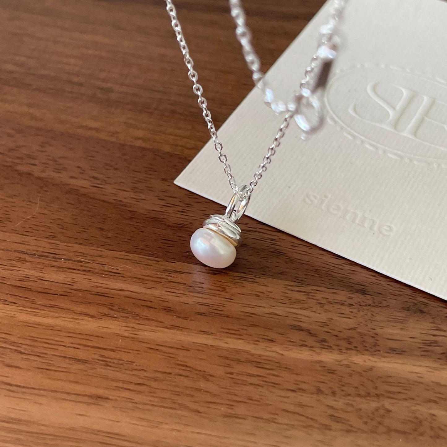 Collar Colgante Minimalista de Bombilla Redonda en Plata de Ley 925 con Acentos de Perlas en Cadena de Serpiente