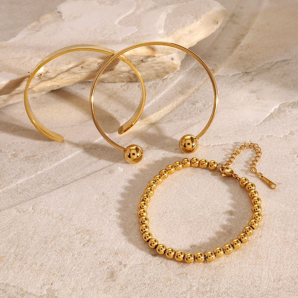 Pulsera Minimalista Geométrica de Acero Inoxidable con Cuentas y Brazalete Ajustable de Acero de Titanio Bañado en Oro de 18K
