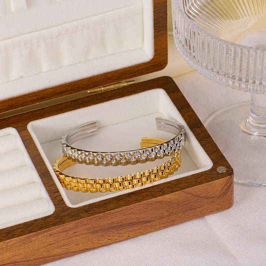 Pulsera Minimalista Ajustable de Acero Inoxidable con Baño de Oro de 18K y Diseño de Banda con Textura Geométrica