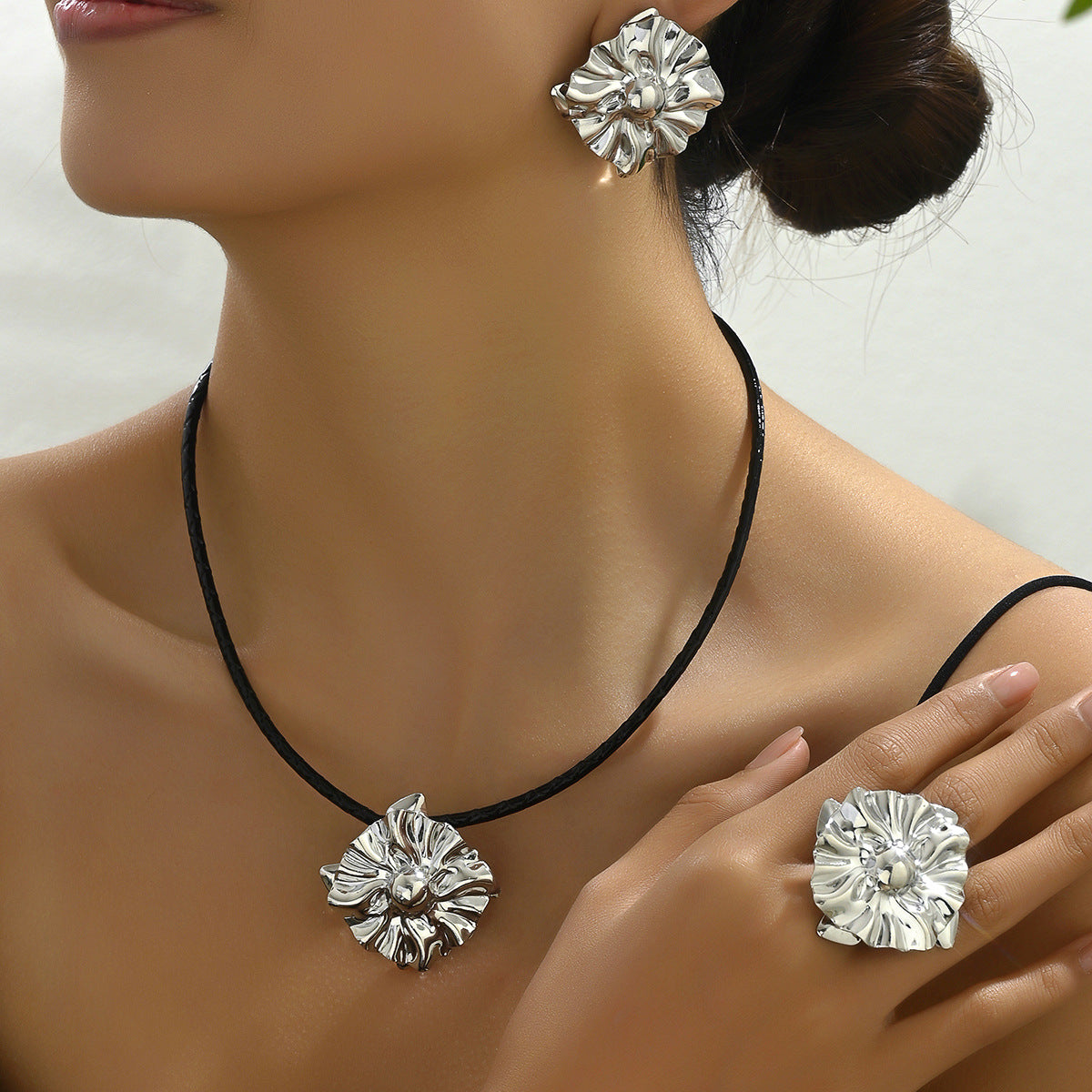 Conjunto de joyas de aleación chapadas en oro de 18 quilates de lujo ligero con elementos de triángulo y anillo para mujer