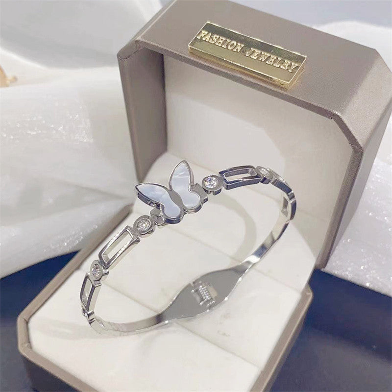 Bracciale a Polsino Minimalista a Farfalla da Donna in Acciaio al Titanio con Intarsi di Strass e Accenti in Madreperla, Finitura Placcata Oro