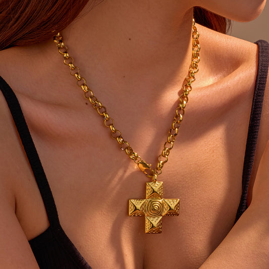 Collar con colgante de textura espiral de cruz de acero inoxidable chapado en oro de 18 quilates de moda para mujer