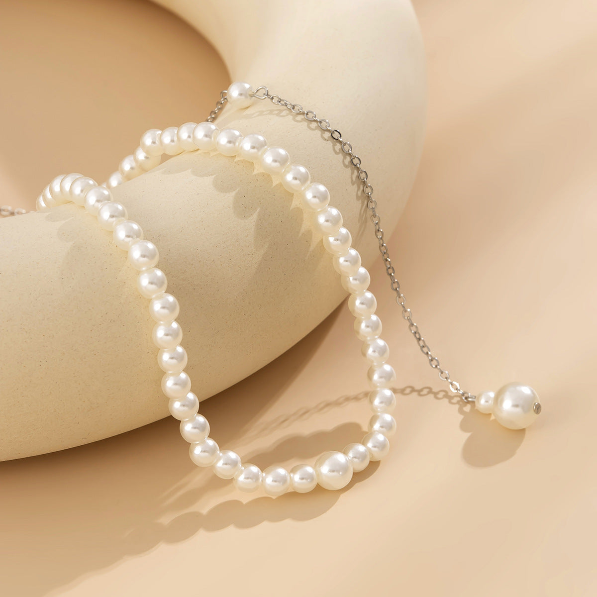 Catena a Maglie Minimalista Geometrica per Donna con Dettagli di Perle Artificiali e Nappine in Resina Plastica Placcata