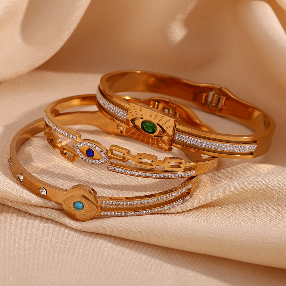 Bracciale minimalista di tendenza in acciaio inossidabile con placcatura in oro 18 carati e ciondolo a forma di occhio di Nazar micro-incastonato su chiusura a molla