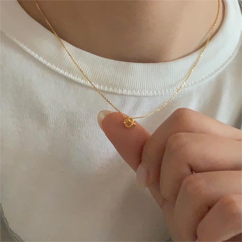 Collana con Chiave a Cuore Annodato dal Tono Freddo Minimalista in Argento Sterling 925 con Accenti Geometrici su Catena Box