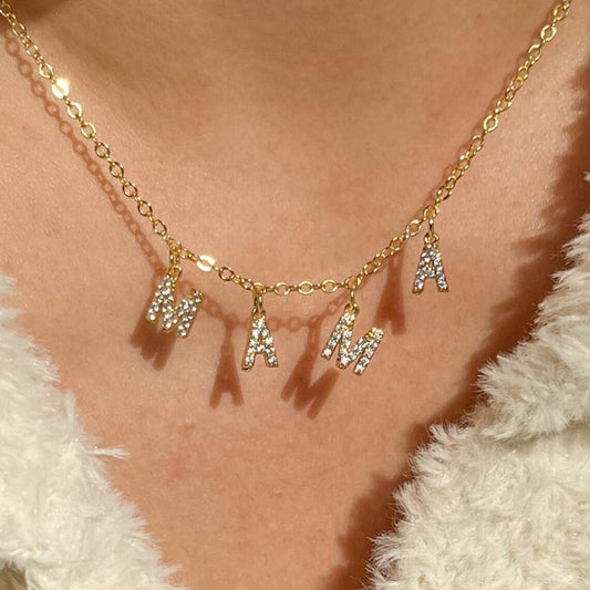 Collana da donna minimalista geometrica con lettera "Mama" in acciaio inossidabile placcato oro PVD