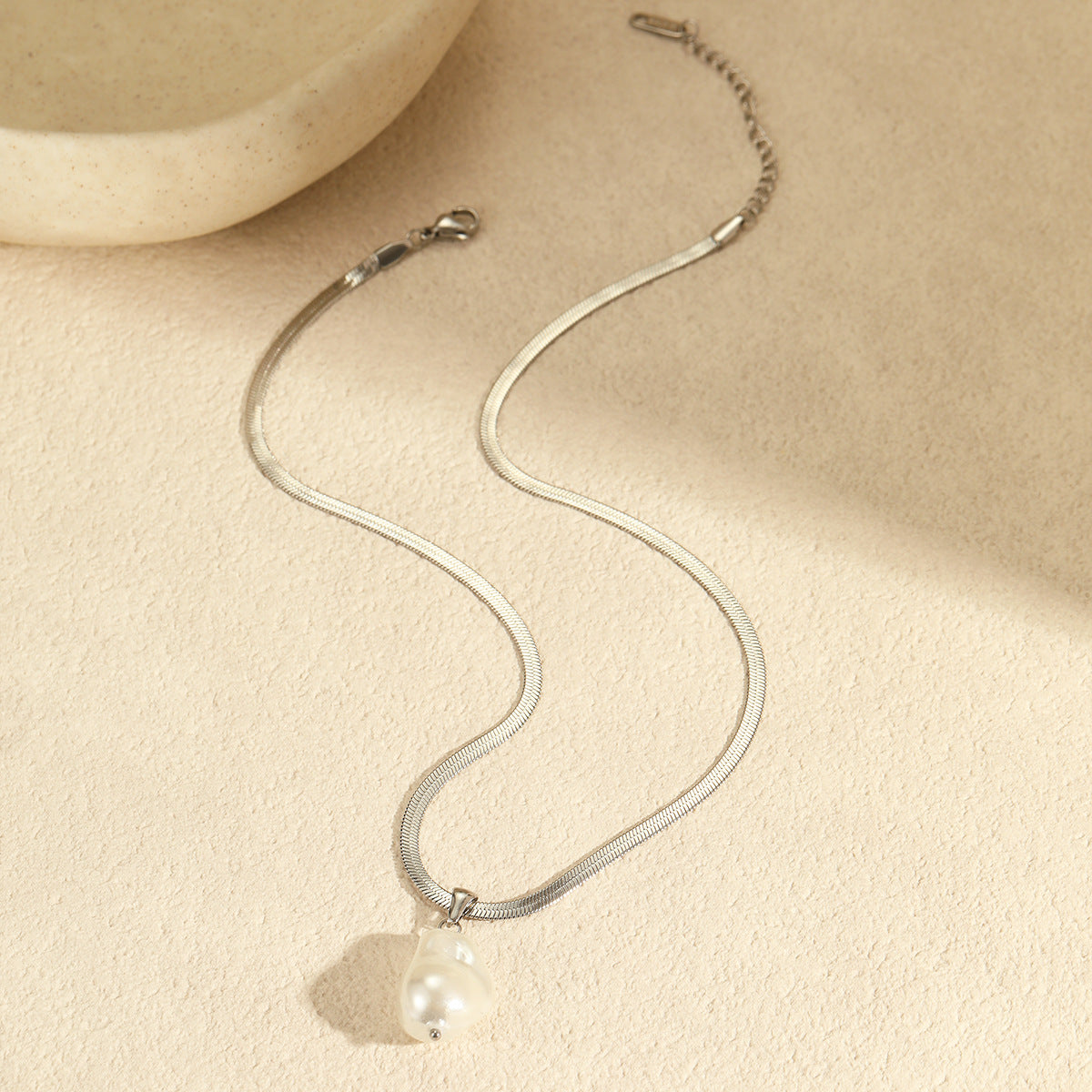 Collana con ciondolo in perla simulata placcata in acciaio inossidabile geometrica in stile barocco vintage da donna