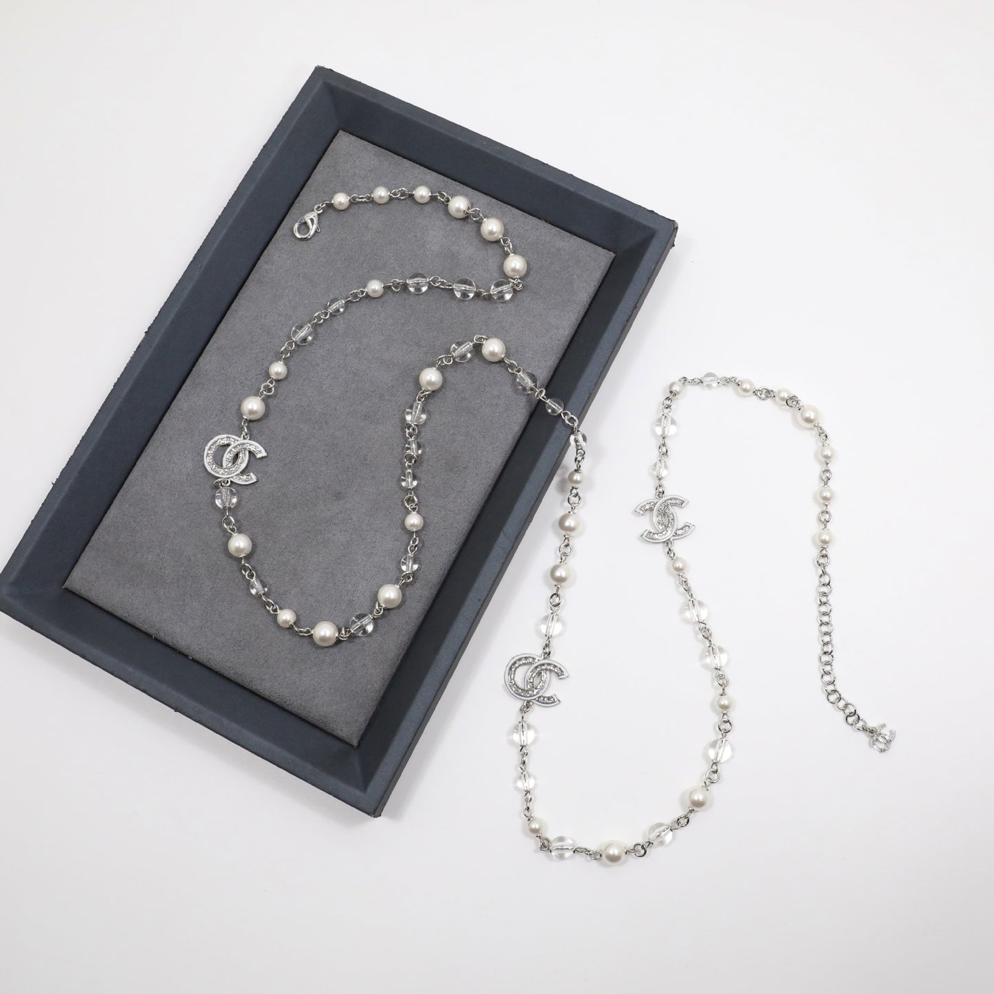 Collana da donna lussuosa ed elegante con lettera in strass e perle acriliche