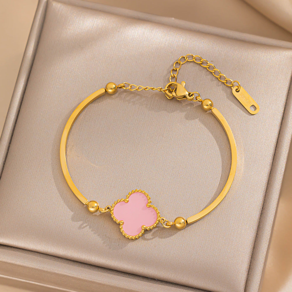 Bracciale minimalista di tendenza con quadrifoglio da donna in acciaio al titanio con placcatura in oro 18 carati Finitura ipoallergenica e resistente allo sbiadimento