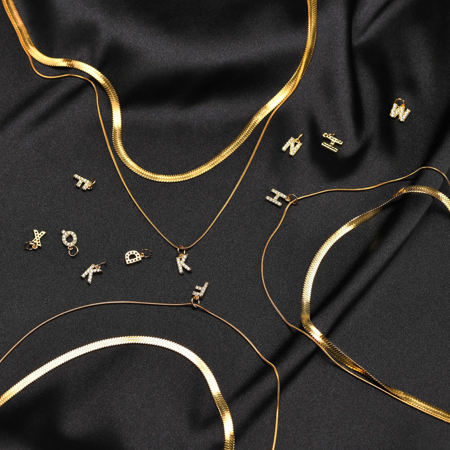 Collana a doppia catena minimalista in acciaio al titanio con intarsio di strass e ciondolo a forma di lettera, unisex