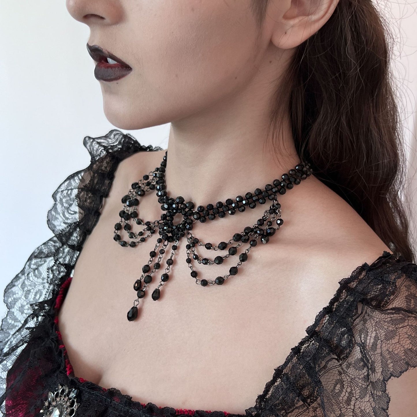 Collana Girocollo Gotica Nera Multistrato con Nappe per Donna, con Ciondolo a Croce e Design Geometrico Perlato in Lega
