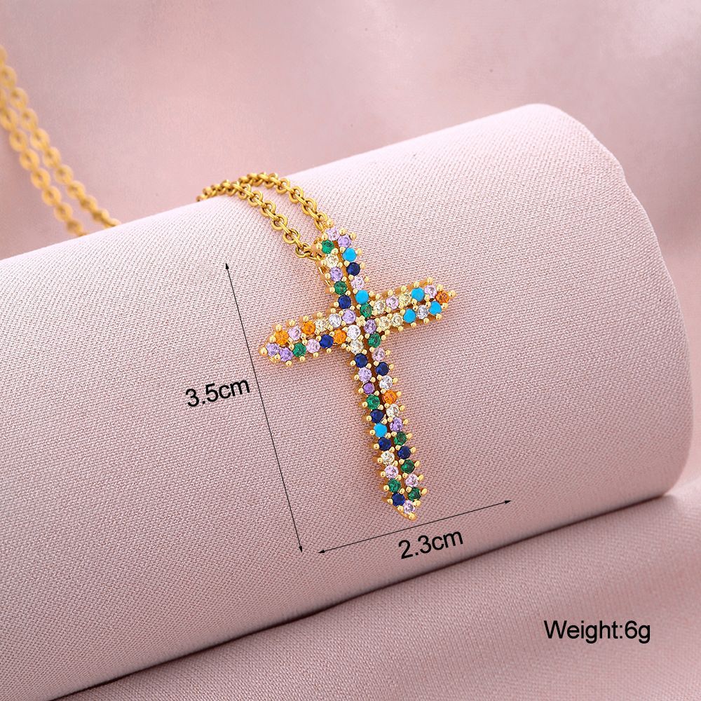 Collana pendente a croce minimalista da donna in rame con placcatura in oro e cristalli di zircone colorati su catena piatta a croce