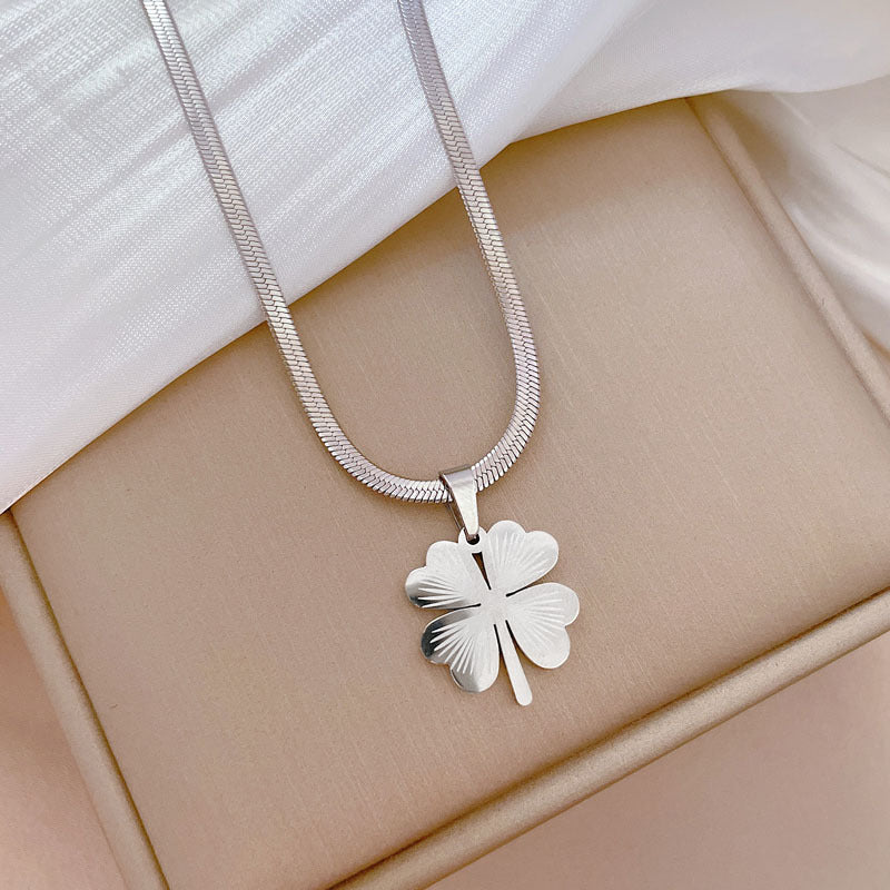 Collana a catena con ciondolo a quadrifoglio in acciaio al titanio, stile minimalista, placcata oro, per donna e uomo