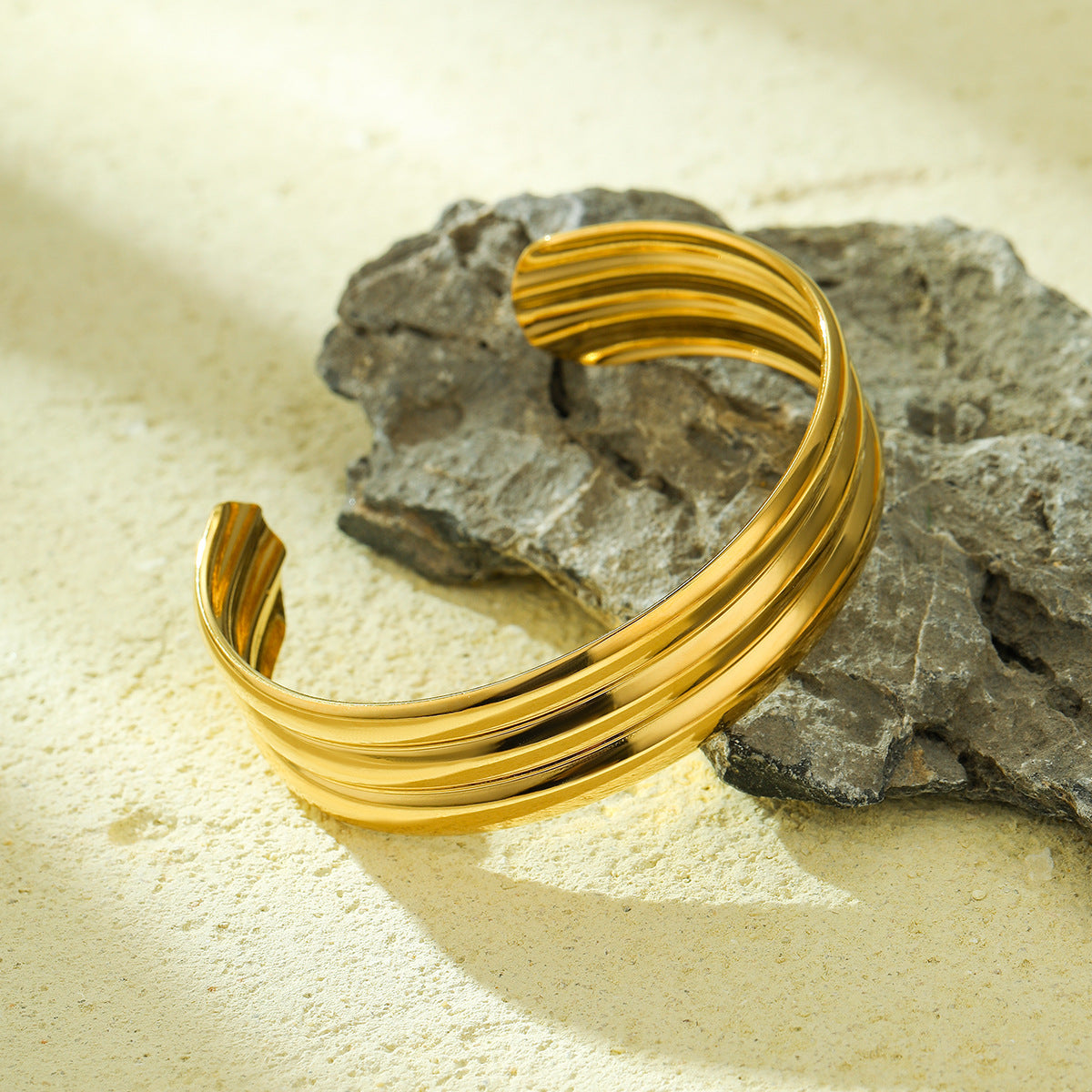 Pulsera doble de acero de titanio ajustable de moda con diseño geométrico texturizado para mujer