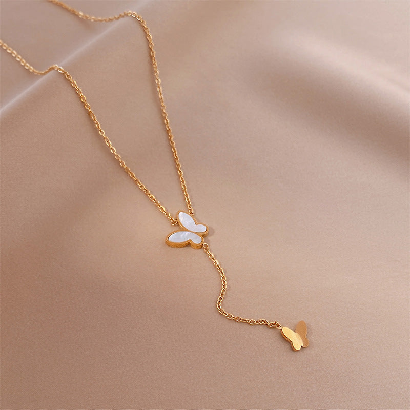 Collana con ciondolo a farfalla in abalone color freddo minimalista da donna, catena a clavicola placcata in acciaio al titanio