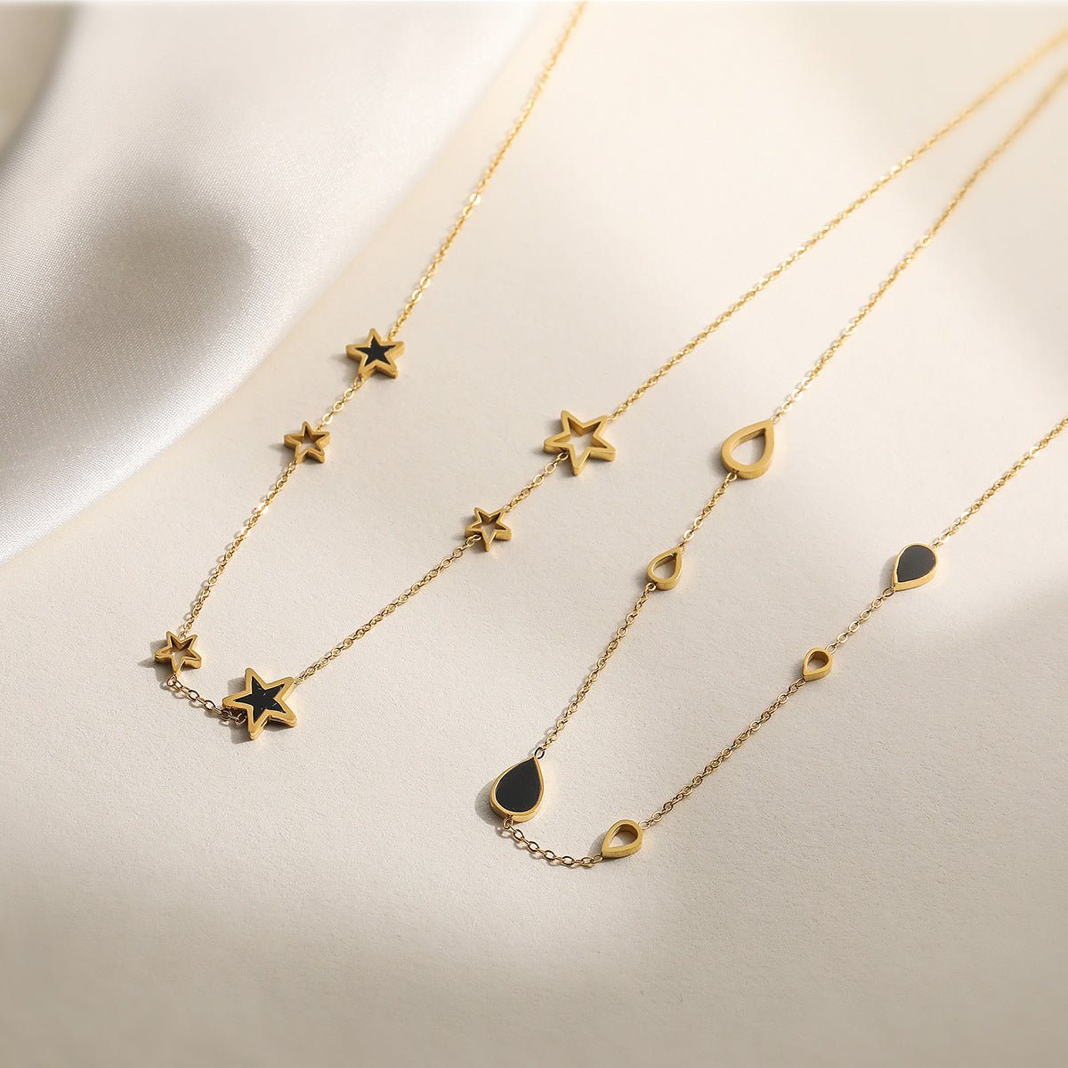 Collana con ciondolo a forma di cuore e stella minimalista da donna in acciaio inossidabile con placcatura in oro 18 carati