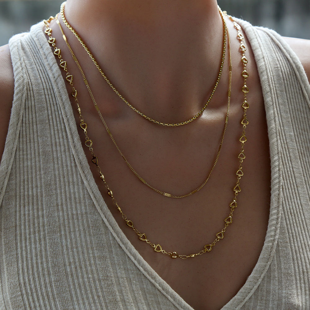 Collana con ciondolo a tre strati a forma di cuore minimalista da donna in acciaio al titanio placcato oro 18 carati